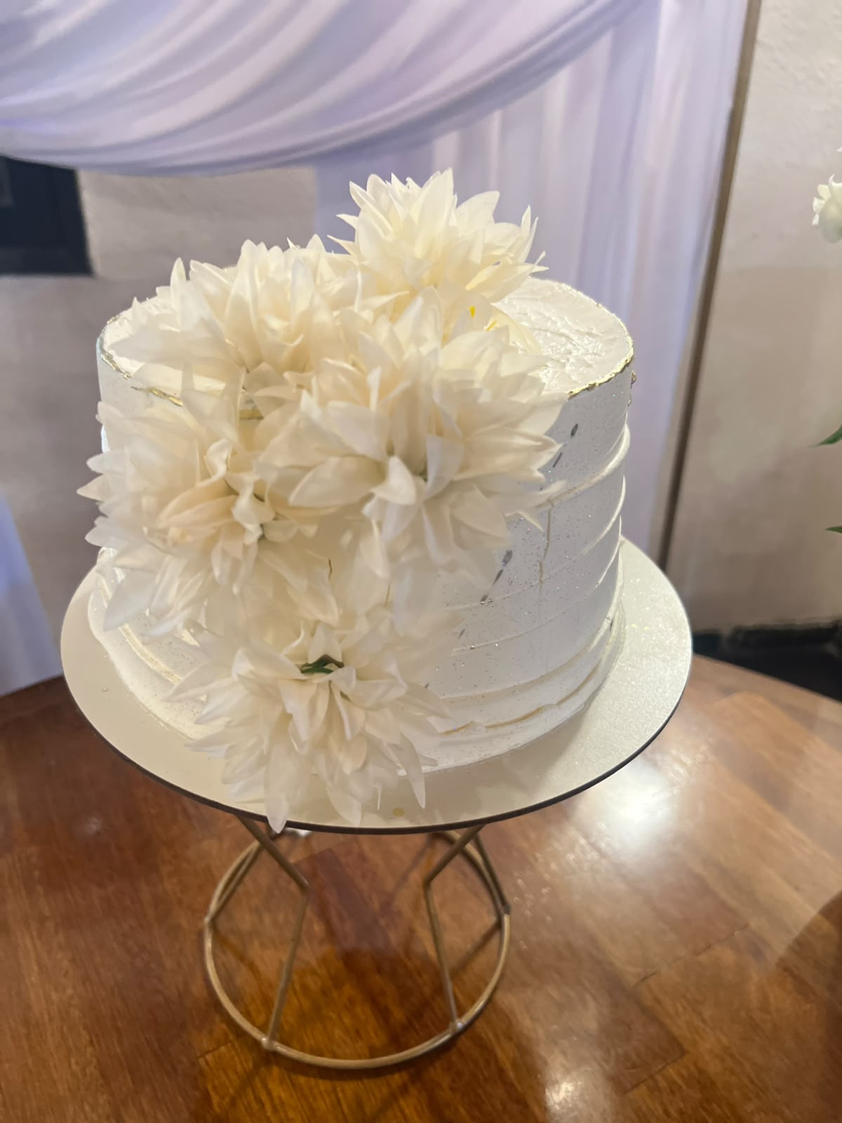 Bolo de casamento e celebração artesanal decorado com flores delicadas feito pela Maju