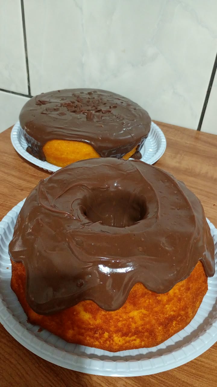 Bolo caseiro de cenoura com vulcão de brigadeiro