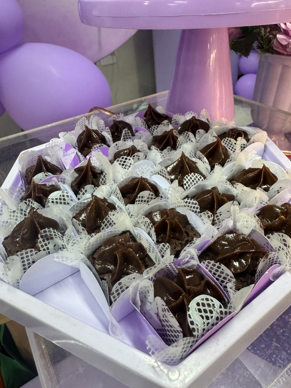 Doces finos em forminhas rendadas