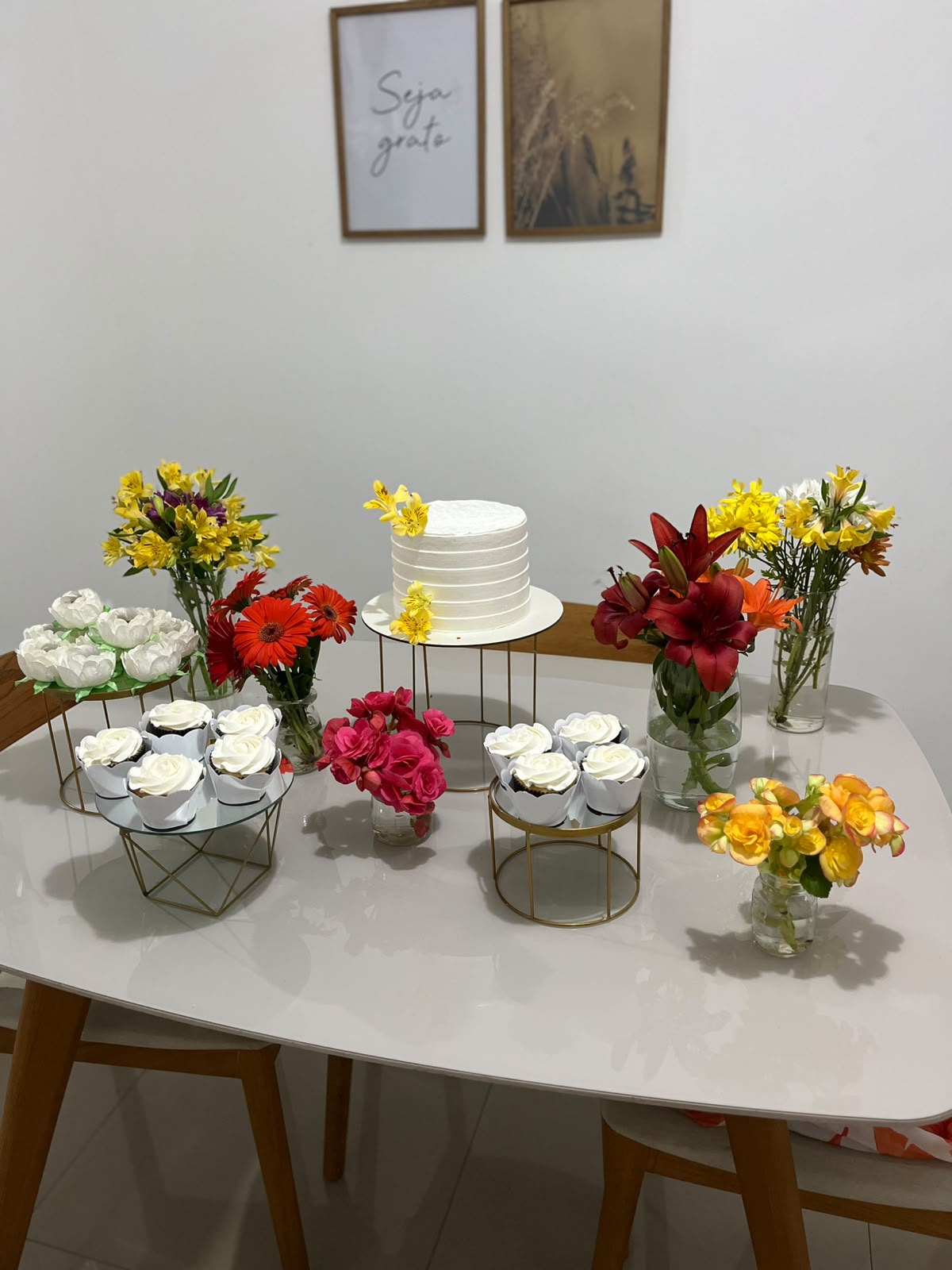 Mesa de festa completa com flores e bolo